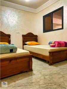 Una cama o camas en una habitación de بيت هادئ وفي جانب شاطئ