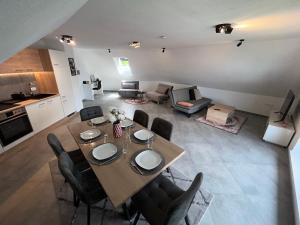 een woonkamer met een tafel en stoelen en een keuken bij SO Apartment Steyr in Sankt Ulrich bei Steyr