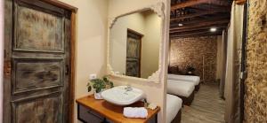 een badkamer met een wastafel en een spiegel bij QUINTA SEIS TRES in Bogota