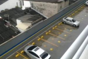 2 voitures garées sur un parking sur une autoroute dans l'établissement Apartamento en Villavicencio, à Villavicencio
