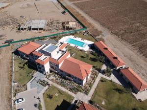 uma vista aérea de uma casa com piscina em BuenaVid estancias 2 em Cafayate