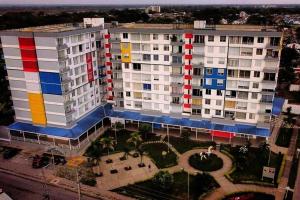 - une vue de tête sur un grand bâtiment avec une peinture colorée dans l'établissement Apartamento en Villavicencio, à Villavicencio
