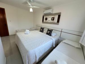 Un pat sau paturi într-o cameră la Flat em Condomínio Mont Sião