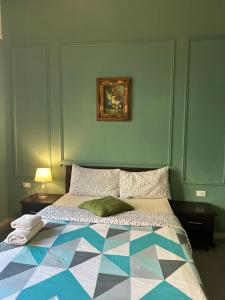 1 dormitorio con 1 cama con una pintura en la pared en City Citadel Hotel,Amman, en Amán