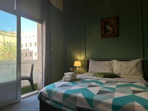 City Citadel Hotel,Amman في عمّان: غرفة نوم بسرير ونافذة كبيرة