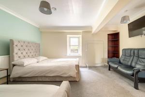EgremontにあるThe Blue House holiday homeのベッドとソファのある寝室