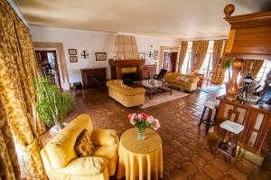 a living room with a couch and a table at Hotel Finca las Beatas in Villahermosa