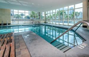 uma grande piscina num edifício em Crystal Tower By Liquid Life em Gulf Shores