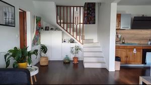 ein Wohnzimmer mit einer Treppe in einem Haus in der Unterkunft Habitación in Wolfisheim