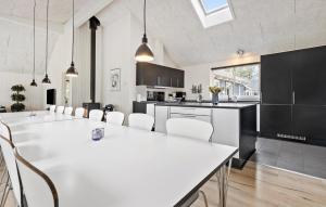Η κουζίνα ή μικρή κουζίνα στο Pet Friendly Home In Nexø With Kitchen
