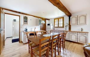 Kuchyň nebo kuchyňský kout v ubytování Cozy Apartment In Criquetot-Le-Maucondui