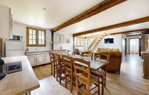 Kuchyň nebo kuchyňský kout v ubytování Cozy Apartment In Criquetot-Le-Maucondui
