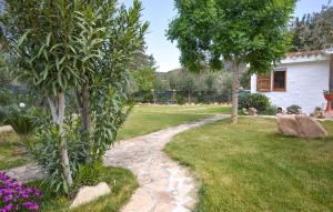 Κήπος έξω από το Amazing Home In Solanas, Sinnai With Wifi