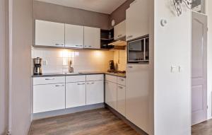Η κουζίνα ή μικρή κουζίνα στο Stunning Home In Vlagtwedde With Wifi
