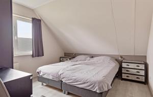 Ένα ή περισσότερα κρεβάτια σε δωμάτιο στο Stunning Home In Vlagtwedde With Wifi