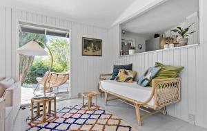 Setusvæði á Cozy Home In Dronningmølle With Wifi