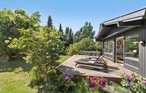 Garður fyrir utan Cozy Home In Dronningmølle With Wifi