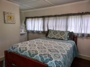 Serenity Motel في Shaftsbury: غرفة نوم عليها سرير ولحاف