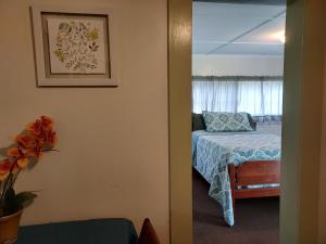 a bedroom with a bed and a window at Serenity Motel in Shaftsbury