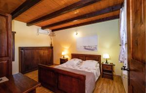 - une chambre avec un grand lit et des plafonds en bois dans l'établissement Villa Tea, à Zadar