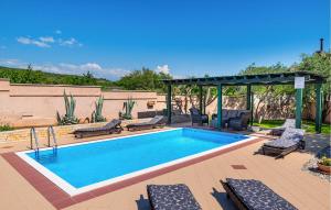 - une piscine avec des chaises longues et une pergola dans l'établissement Villa Tea, à Zadar