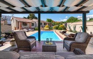 un patio avec des chaises et une piscine dans l'établissement Villa Tea, à Zadar 39 autres photos