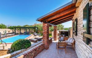 un patio avec un mur de briques et une piscine dans l'établissement Villa Tea, à Zadar