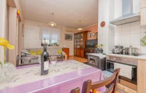 Η κουζίνα ή μικρή κουζίνα στο 2 Bedroom Gorgeous Home In Umcani