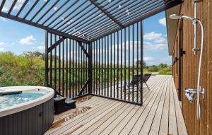 Balkon oz. terasa v nastanitvi 4 Bedroom Awesome Home In Bindslev