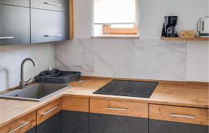 Kuchyň nebo kuchyňský kout v ubytování Two-Bedroom Apartment In Vrsar