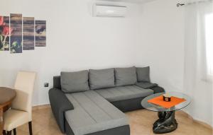 Posezení v ubytování Two-Bedroom Apartment In Vrsar