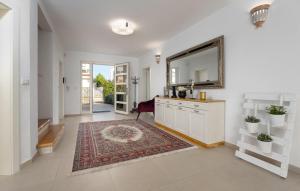 une salle de bain avec un lavabo et un miroir sur un mur dans l'établissement Villa Bincila Labinci, à Poreč
