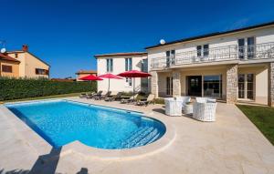 une piscine devant une maison dans l'établissement Villa Bincila Labinci, à Poreč 34 autres photos