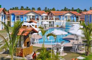 ein Resort mit einem Pool in der Unterkunft Flat em Condomínio Mont Sião in Porto Seguro