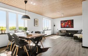 uma sala de jantar e sala de estar com mesa e cadeiras em Nice Home In Korsr With Kitchen em Korsør