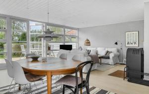 comedor y sala de estar con mesa y sillas en Cozy Home In Sydals With Kitchen, en Neder Lysabild