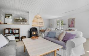 Posezení v ubytování Cozy Home In Sydals With Kitchen