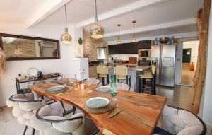 Nhà bếp/bếp nhỏ tại Cozy Home In Les Angles