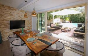 TV/trung tâm giải trí tại Cozy Home In Les Angles