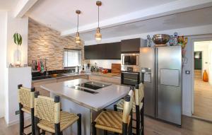 Nhà bếp/bếp nhỏ tại Cozy Home In Les Angles