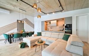 Χώρος καθιστικού στο Cozy Home In Koprivnica With Wifi