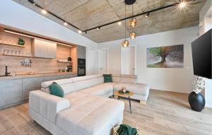 Μια τηλεόραση ή/και κέντρο ψυχαγωγίας στο Cozy Home In Koprivnica With Wifi