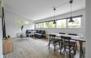 Strøby EgedeにあるAmazing Home In Kge With Kitchenのリビングルーム(テーブル、椅子、ソファ付)