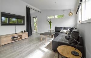 uma sala de estar com um sofá e uma mesa em Amazing Home In Kge With Kitchen em Strøby Egede