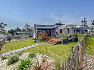 dom z ogródkiem z drewnianym płotem w obiekcie Chalet de standing, 7 couchages, piscine chauffée, proche plage et commerces, WIFI inclus - FR-1-361-463 w mieście Jullouville-les-Pins
