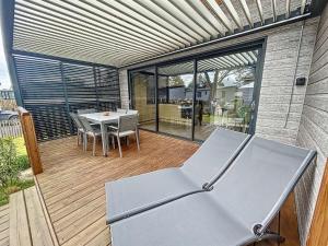 Balkon lub taras w obiekcie Chalet de standing, 7 couchages, piscine chauffée, proche plage et commerces, WIFI inclus - FR-1-361-463