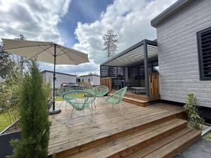 Balkon lub taras w obiekcie Chalet de standing, 7 couchages, piscine chauffée, proche plage et commerces, WIFI inclus - FR-1-361-463