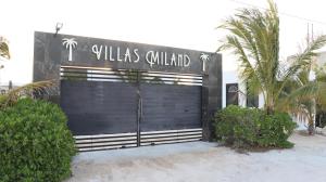 une porte de garage noire avec les mots villas galliard dans l'établissement Villas Miland - San Benito Beach, à San Benito