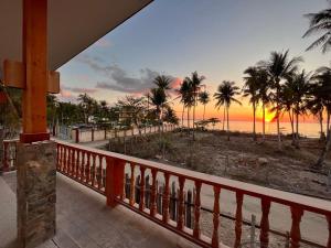 - un balcon offrant une vue sur l'océan et le coucher du soleil dans l'établissement Tabularasa - T Luxury Boutique, à New Agutaya