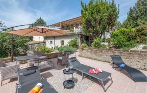 un patio con mesa, sillas y sombrilla en Lovely Home In Montasola With Wi-fi, en Montasola